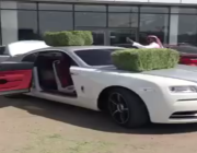 فيديو الامير منصور آل سعود يوقف سيارته الروز رايز أمام الوكالة ويضع عليه أعلاف تعبيرا عن سوء الخدمة