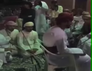 عادة  العريس في عٌمان عند عقد قرانه يتم جلده من الحاضرين