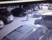 بالفيديو.. مجهولون يسرقون سيارة حكومية على “سطحة” من أمام منزل مواطن بالرياض