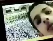 شاهد “القبض على مراهق ازعج مخرج صلوات الحرم المكي في التلفزيون السعودي ينطنط قدام الكاميرات 