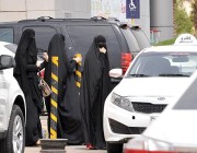 بعد تحرش السائق بهن.. سعوديات يقفزن من سيارة أجرة تتبع لشركة شهيرة أثناء سيرها