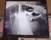 بالفيديو.. شخص يحاول اقتحام محل بسيارته.. والدوريات الأمنية تحاصره وتقبض عليه