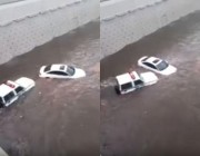بالفيديو.. مطالبات بتكريمه شجاعة رجل أمن اخترق الأمطار لإنقاذ مواطن بجدة