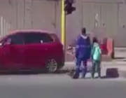 فيديو لعامل نظافة يساعد طالباً صغيراً لعبور أحد الشوارع.. ومطالبات بتكريمه