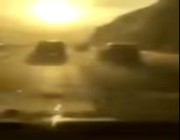 بالفيديو.. سائق يوثق تعرضه لحادث  بطريق سريع بسبب سرعته الزائدة في الأمطار