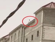 إحباط محاولة شاب الانتحار من أعلى مبنى تحت الإنشاء بحفر الباطن (فيديو)