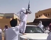 طالب ثانوي يحضر حفل تخرجه بسلاح رشاش.. و«التعليم» تعلق