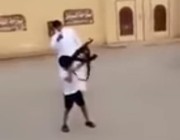 وسط تشجيع من شبان.. “طفل” يطلق النار من سلاح “رشاش” (فيديو)