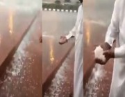 بالفيديو.. لحظة دخول العاصفة البردية على طريق ” مكة- جدة “