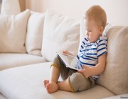 دراسة: الشاشات الإلكترونية تؤخر نمو الأطفال