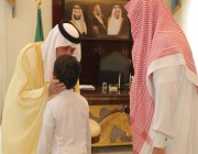 صور.. أمير مكة يستقبل مواطناً توفيت زوجته وثلاثة من أبنائه في حريق منزلهم بمكة‎