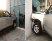 بالصور.. اصطدام سيارة بواجهة محل ” ستاربكس ” في جدة