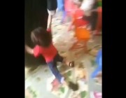 فيديو لسيدة تعنّف طفلاً داخل إحدى الحضانات.. و”العمل” تتحرك للوصول لها