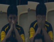 شاهد.. طفل اتحادي يجهش في البكاء حزناً على خسارة فريقه أمام الأهلي