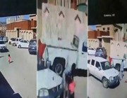 بالفيديو: سائق يدهس طفلة صغيرة في أحد الأحياء بالمملكة ويفشل في الهروب