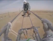 شاهد.. شباب سعوديون بشركة الكهرباء معلّقون في الهواء يجرون صيانة في أحد الخطوط