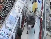 بالفيديو : عامل يبصق على المنتجات داخل سوبر ماركت .. شاهد ردة فعل رجل أمن كان يقف بجانبه