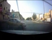 شاهد: مفحط يصدم سيارة تقودها فتاة من الخلف ويلوذ بالفرار
