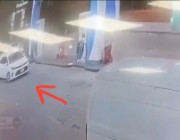 فيديو | ‏فتاة تتسبب في اشتعال محطة بنزين في ‎#السعودية