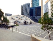 جامع مركز الملك عبدالله المالي يفوز بجائزة العمارة العالمية لهذا العام (صور)