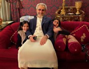 الأمير الوليد بن طلال ينشر صورة طريفة تجمعه مع حفيدتيه