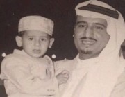 صورة نادرة لخادم الحرمين الشريفين وهو يحمل طفلًا أصبح وزيرًا الآن