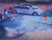 فيديو متداول من كاميرا المراقبة للمنزل أب سعودي ينقذ طفل رضيع لحظة سقوطه من على درج المنزل