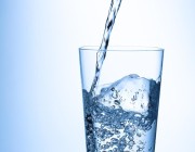 استشاري يوضح العلاقة بين شرب الماء والشعور بالصداع والخمول.. وما هو التسمم بالماء؟