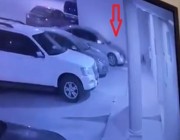 باستخدام جهاز لفك الشفرة.. لحظة سرقة سيارة مواطنة من أمام منزلها في الرياض