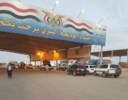 بعد قرار المملكة.. عبور أكثر من 100 سيارة لمغتربين يمنيين من منفذ الوديعة