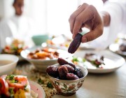 مختص تغذية يحذر من عادات غذائية خاطئة في رمضان.. وينصح بهذه الأمور (فيديو)