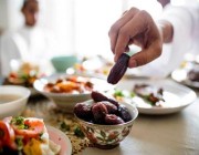 تجنب الإفراط في تناول الأغذية الدسمة.. نصائح لتهيئة المعدة بعد رمضان
