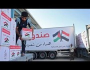 سكان غزة يسارعون للحصول على المساعدات الغذائية المصرية