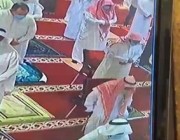 فيديو.. مشهد مؤثر للحظة وفاة مسن أثناء صلاة الجمعة في الأحساء