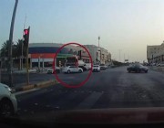 شاهد.. قائد مركبة يحاول المرور من أمام شاحنة ويتسبب في حـادث بإشارة ضوئية في القطيف