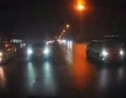 فيديو.. “متهور” يتسبب في انقلاب مركبة على دائري الرياض ويلوذ بالفرار