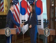 فيديو.. رد فعل نائبة بايدن عقب مصافحة رئيس كوريا الجنوبية تضعها في مرمى الانتقادات