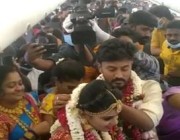 بحضور 160 شخصاً.. هندي يقيم حفل زفافه داخل طائرة هرباً من قيود كورونا (فيديو)
