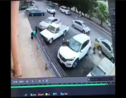 بالفيديو .. لص يخطف الجوال من يد أمرأة في الشارع العام