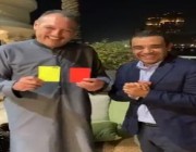 شاهد.. ردة فعل سفير المملكة لدى مصر مع هدية غير متوقعة قدمها له حكم مصري
