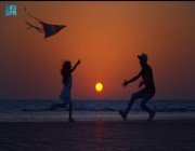 رمال البحر والممرات المعبدة تجذب السياح في شاطئ “سيف جدة”
