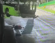 فيديو.. نجاة سائق وركاب حافلته من الـموت بأعجوبة في سنغافورة بعد تعرضهم لحـادث مروري