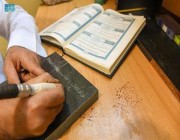 استغرق العمل به 8 أعوام.. مواطن ينحت القرآن الكريم كاملا على ألواح الرخام في تبوك