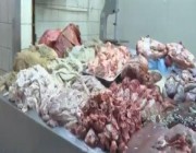 تُجر على الرصيف وتُوزع بعربات غير مجهزة.. مخالفات جسيمة في إعداد اللحوم ببعض المنافذ بالرياض (فيديو)