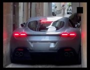 سيارة “فيراري” تعلق في شارع ضيق في روما