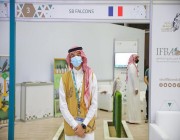 شاب سعودي يلفت انتباه الفرنسيين في مزاد الصقور