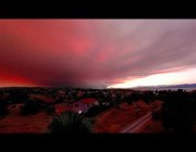 غروب الشمس يكسوه ضباب أحمر بسبب حرائق الغابات في جزيرة إيفيا اليونانية