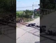 نجاة قائد دراجة نـارية بأعجوبة من الدهـس تحت عجلات القطار