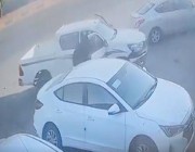 رد فعل سريع من شخص ينقذ عائلة داخل سيارة متوقفة من حـادث مروري في حفر الباطن (فيديو)