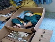 صورة ممرضة صينية تنام داخل صندوق “كرتون” تثير تفاعلًا على مواقع التواصل